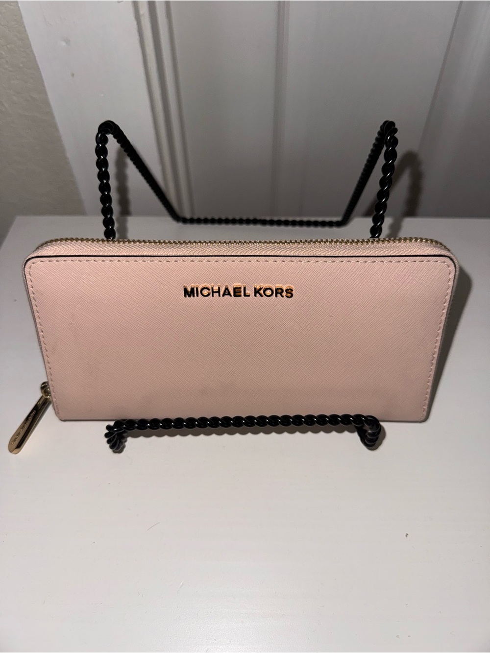 EUCMichael Kors Pale Pink Saffiano Zip Wallet with Gold Logo